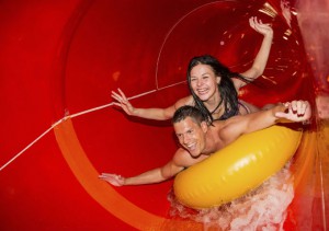 Junges Pärchen in der Wasserrutsche