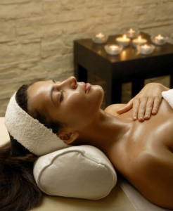 Frau entspannt in einem Thermalbad Hotel