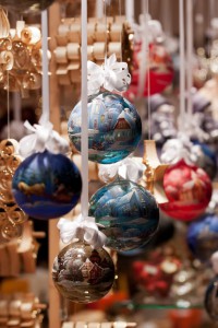 Christbaumkugeln auf Weihnachtsmarkt