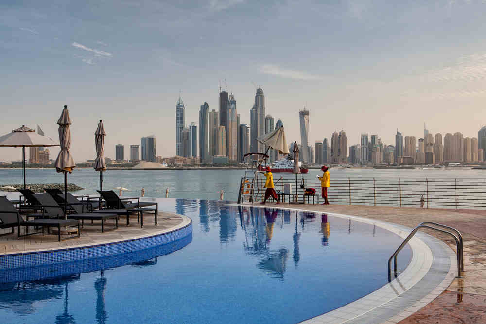 Pool mit Dubai im Hintergrund