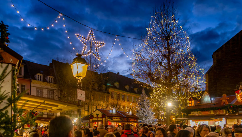 Weihnachtsmarkt mit Menschen